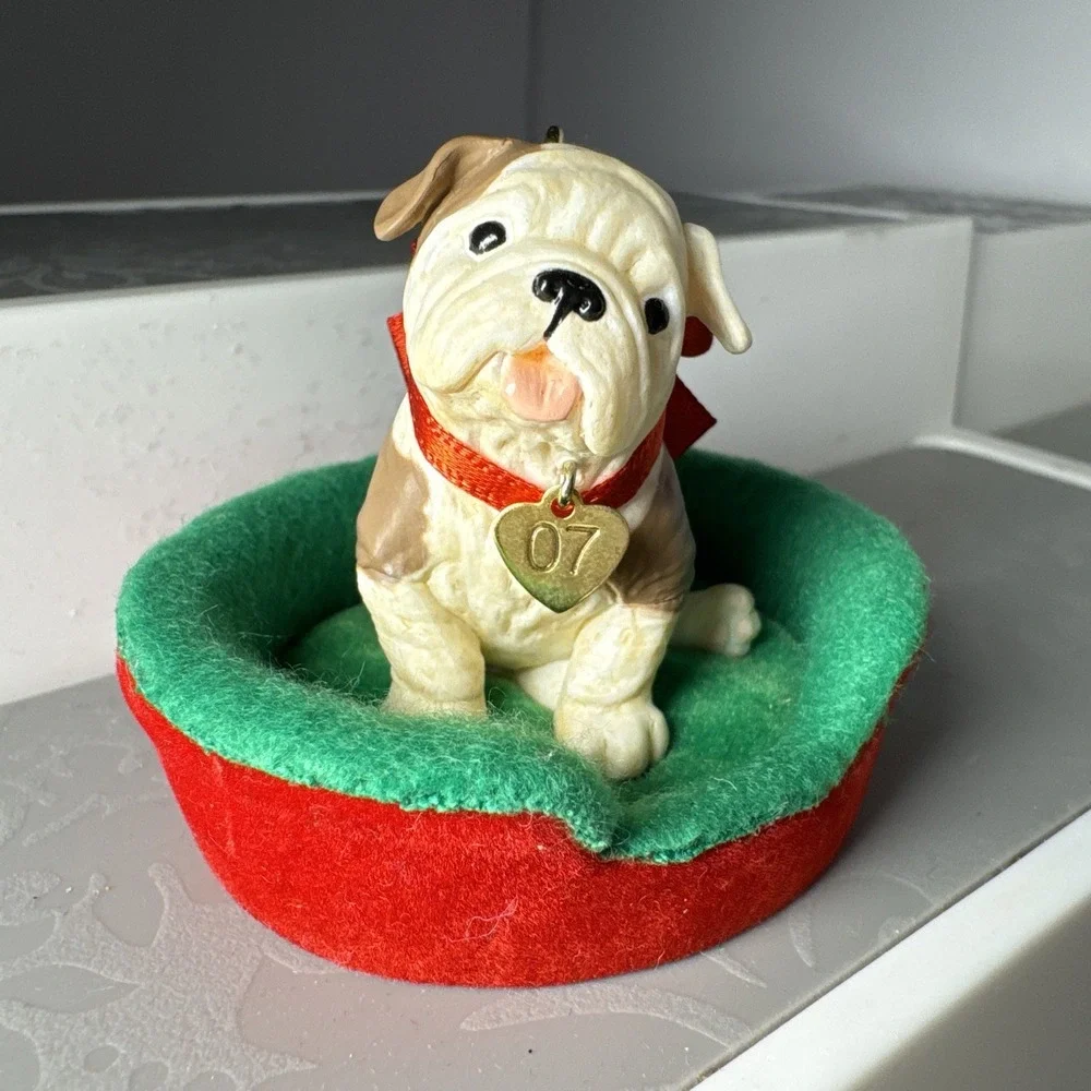 2007 Hallmark Keepsake Christmas Ornament Puppy Love 17th English‎ Bulldog